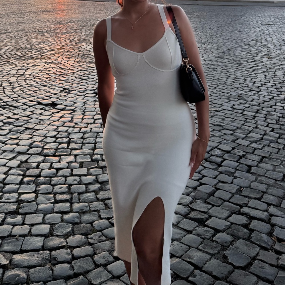Elegant White Sleeveless Dress